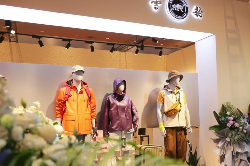 領(lǐng)跑2025皮衣新風(fēng)尚，雪豹“黑科技”防水皮衣破界而來